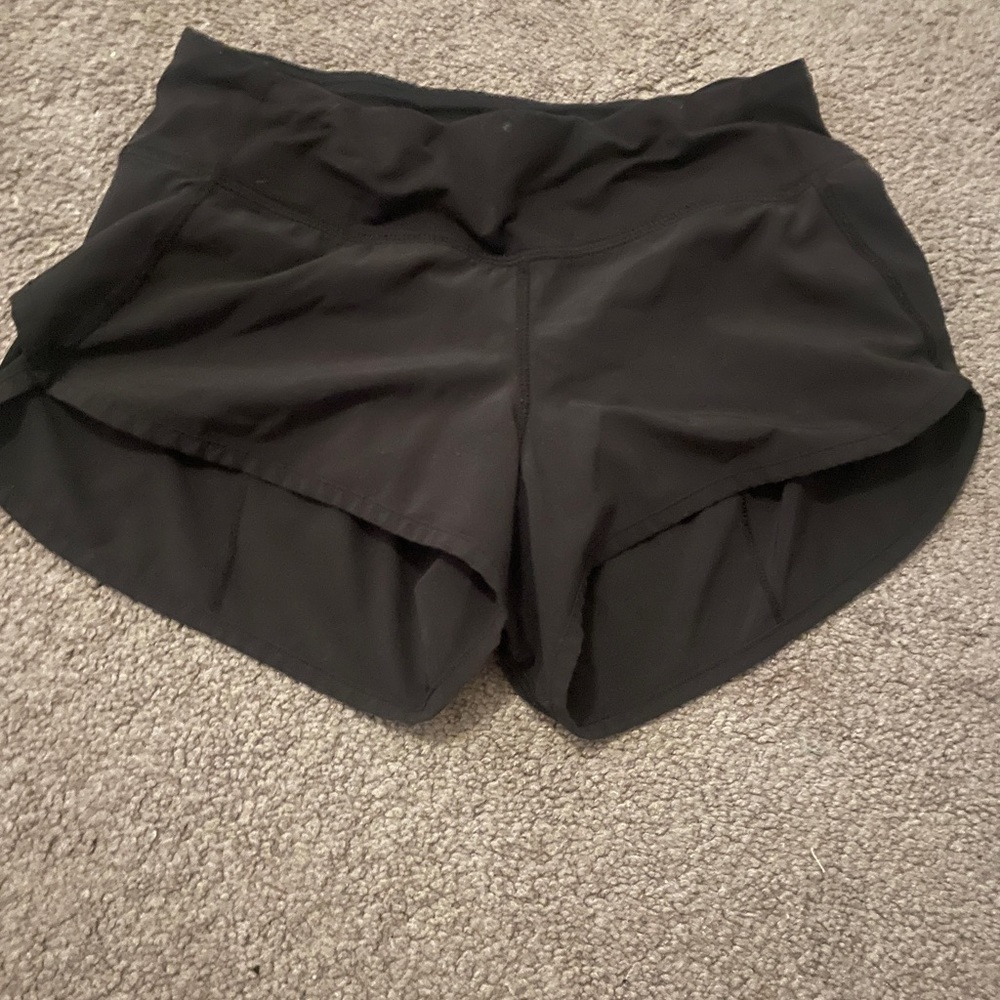 black lululemon shorts
